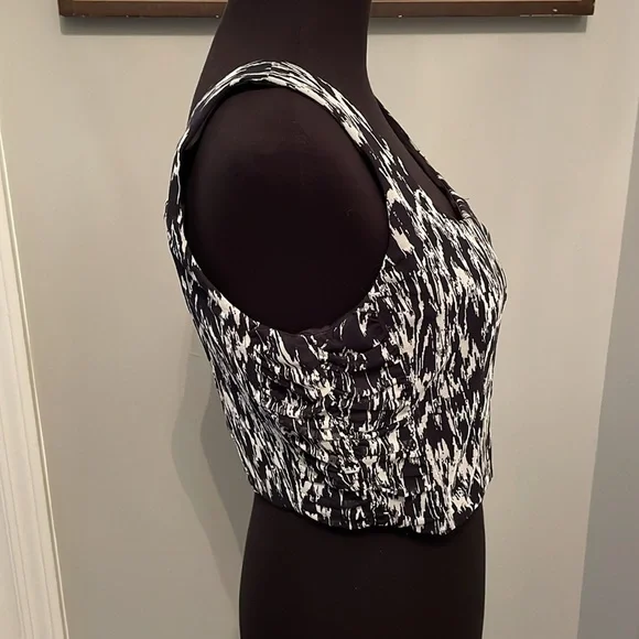 NWT HOUSE OF HARLOW 1960 BLACK & WHITE CROP TOP SIZE M - Picture 2 of 8